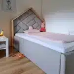 oblazinjena hiška postelja