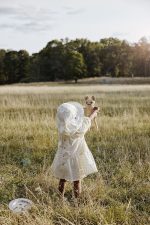 Elodie - Klobuček z UV zaščito - Embroidery Anglaise - slika 5