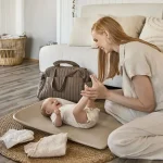 Leander® Previjalna podloga Matty™ MINI Cappuccino - slika 6