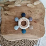 Rammelaartje Silikonsko grizalo z lesenim obročem - Blue - slika 3