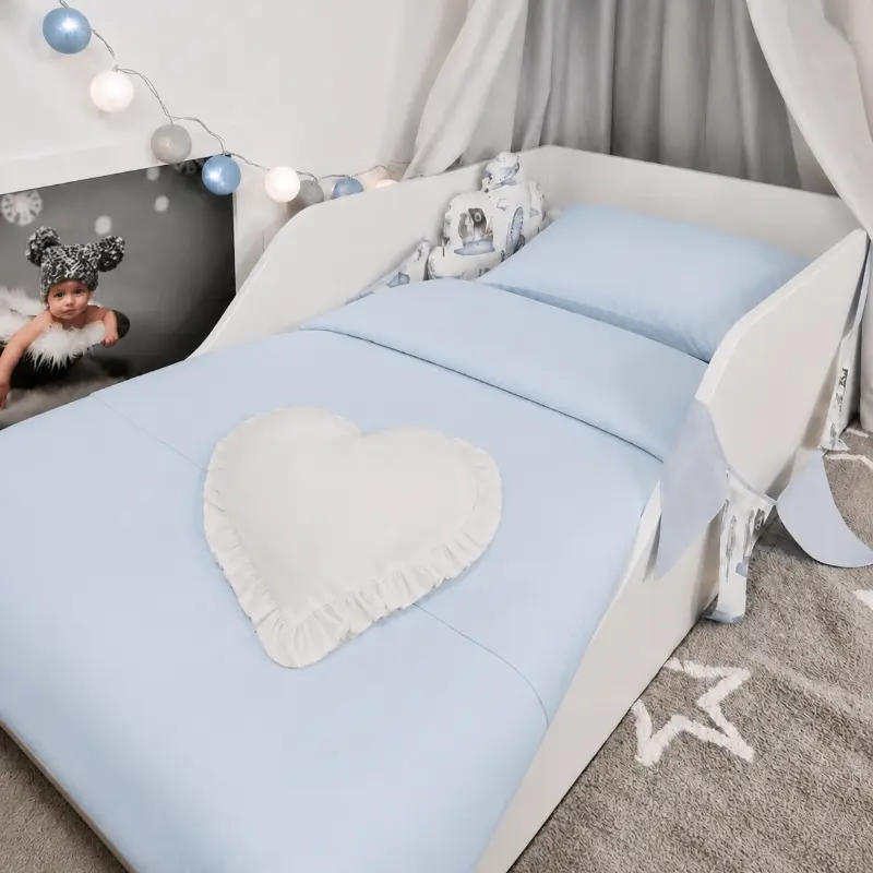 MimiNu Blue je elegantna enobarvna posteljnina v nežnem svetlo modrem odtenku, ki v spalni prostor vnese občutek svežine, miru in sproščenosti. Zaradi svoje brezčasne barve je odlična izbira za otroške, mladinske in sodobno opremljene spalnice. Izdelana je iz kakovostnega 100 % bombaža, ki zagotavlja mehkobo, zračnost in prijeten občutek med spanjem. Naravna bombažna tkanina omogoča učinkovito kroženje zraka ter pomaga ustvarjati udobno spalno okolje skozi vse leto. Komplet vključuje prevleko za odejo velikosti 140 x 200 cm in prevleko za vzglavnik velikosti 50 x 60 cm. Posteljnina je antialergijska in primerna tudi za občutljivejšo kožo otrok in mladostnikov. Izdelana je na Poljskem pod blagovno znamko MimiNu, ki slovi po kakovostnih in skrbno oblikovanih tekstilnih izdelkih za družine. Lastnosti izdelka Material: 100 % bombaž Antialergijska Mehka, zračna in prijetna na dotik Enobarvna izvedba v nežnem svetlo modrem odtenku Primerna za otroške, mladinske in enoposteljne postelje Dimenzije Prevleka za odejo: 140 x 200 cm Prevleka za vzglavnik: 50 x 60 cm Navodila za vzdrževanje Pranje pri največ 30 °C Priporočeno ožemanje do 800 obratov/minuto Likanje do 200 °C Beljenje ni dovoljeno Izdelka ne namakajte Dovoljeno kemično čiščenje Poreklo Izdelano na Poljskem. Proizvajalec PPH Kieczmerski Krzysztof Kieczmerski Paterek, 89-100 Nakło nad Notecią, Poljska Lastnik blagovne znamke: MimiNu