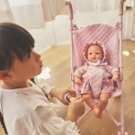 Monnëka Punčka Helena Pink Floral - slika 3