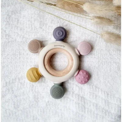 Rammelaartje Silikonsko grizalo z lesenim obročem - Pink2